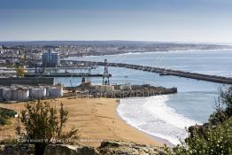 Image du Maroc Professionnelle de  Vue de la plage et du Port de Safi, une des plus anciennes villes du Maroc, marquée par la présence des portugais. Elle est la capitale de la région Doukkala-Abda et se situe sur le littoral atlantique, le 29 Novembre 2006. (Photo / Abdeljalil Bounhar) 